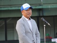 表彰式で挨拶をする中條会長